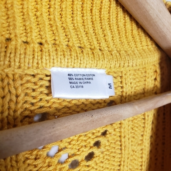 VINTAGE Wheat Yellow V-neck Cable Knit Sweater size Medium - Picture 4 of 10